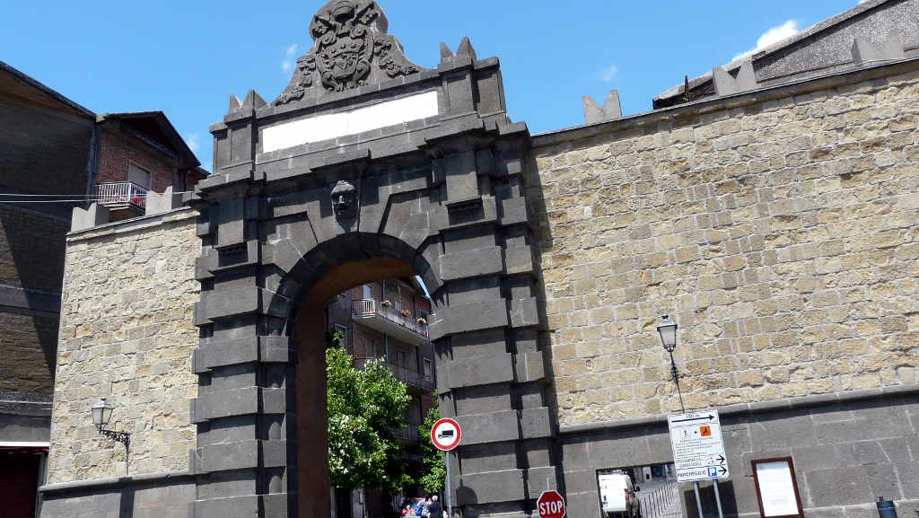 Porta Magenta - Eingang zur Altstadt Valentanos